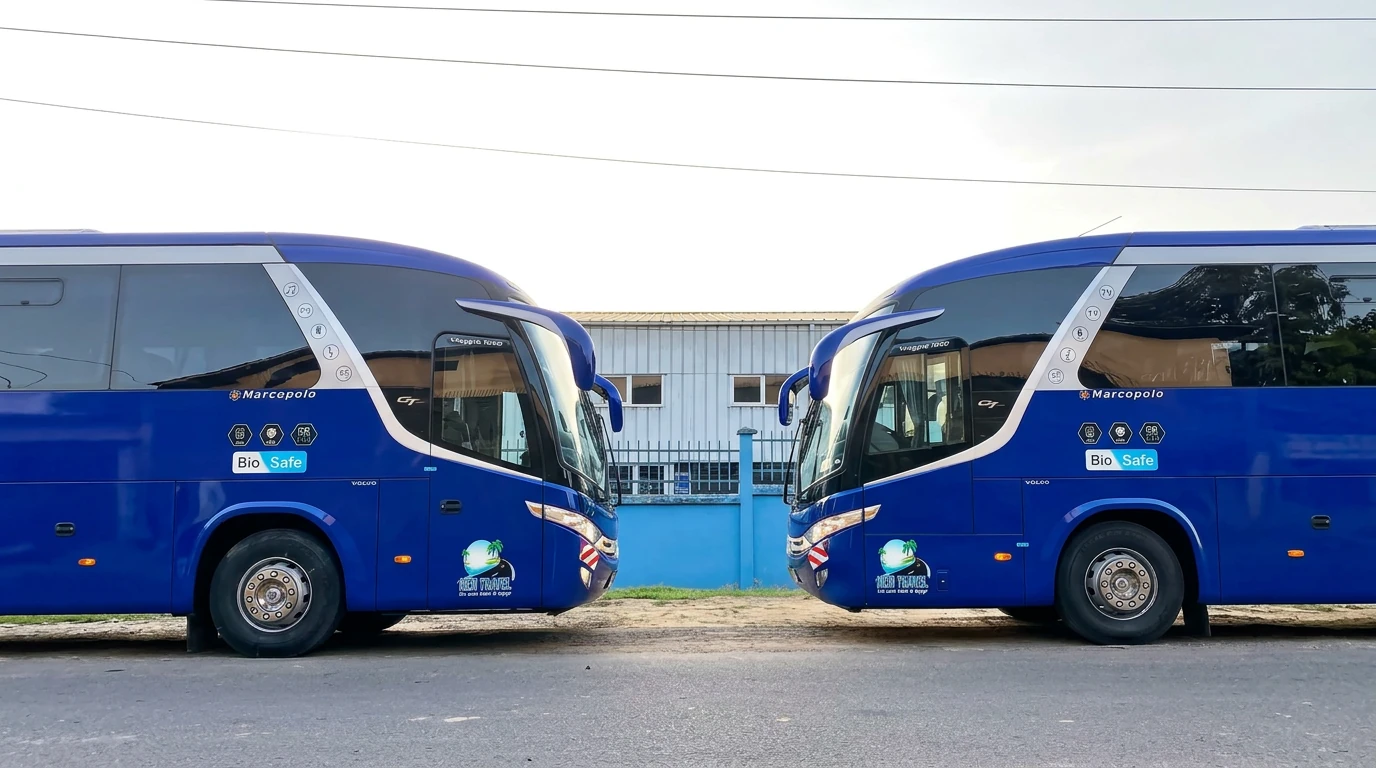 Deux autocars bleus MEN TRAVEL face à face