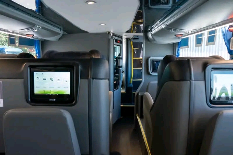Écrans multimédia individuels à bord d'un bus MEN TRAVEL