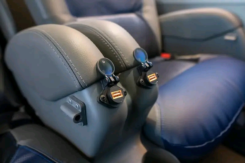 Prises USB intégrées aux sièges MEN TRAVEL